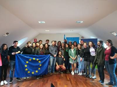 Jorge Gutiérrez con los jóvenes voluntarios del SVE