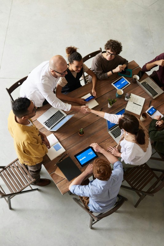 Grupo de jóvenes emprendedores