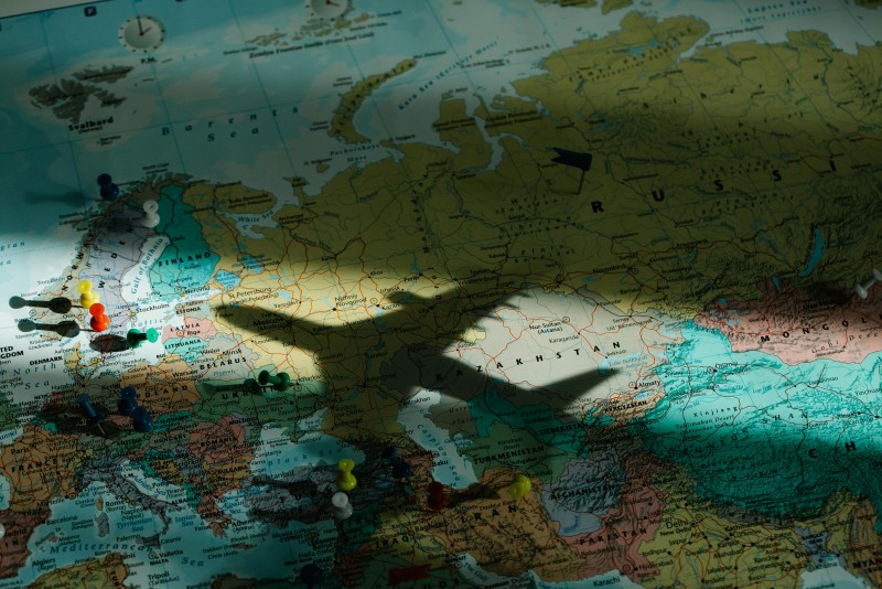 Mapa de Europa con sobra de avión encima