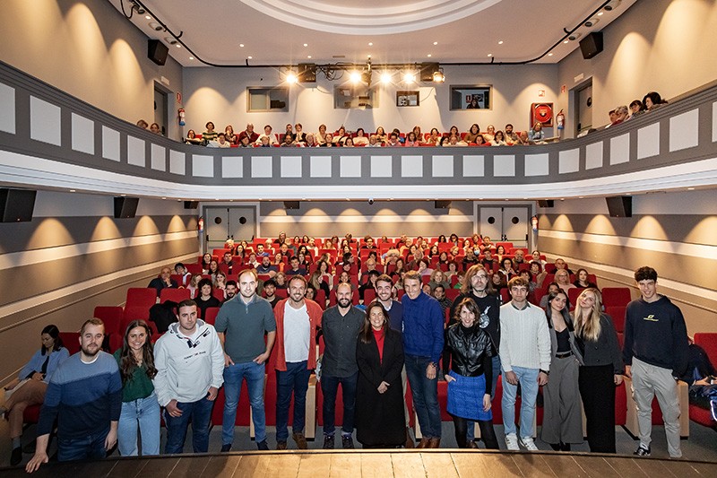 La consejera, junto al resto de asistentes, ayer, en la Filmoteca Mario Camus de Santander (Foto: José Cavia)