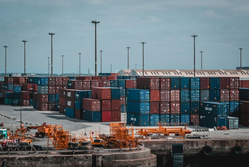 contenedores de 45 pies apilados en la terminal de un puerto
