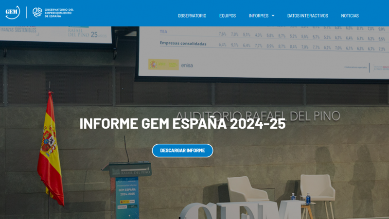 escenario con atril, bandera de España y texto GEM en blanco