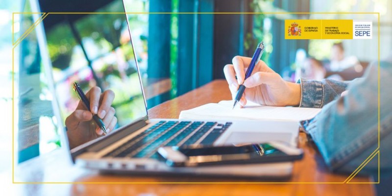 El SEPE convoca subvenciones para Programas Experienciales TándEM. Fotografía de persona trabajando con un ordenador portatil.