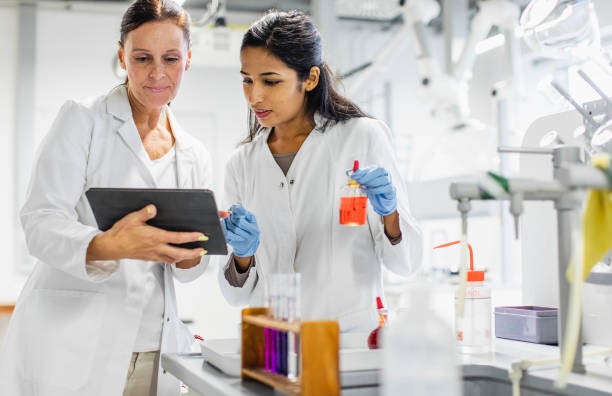 Imagen de personas trabajando en un laboratorio. Tendencias del mercado de trabajo en España del año 2024