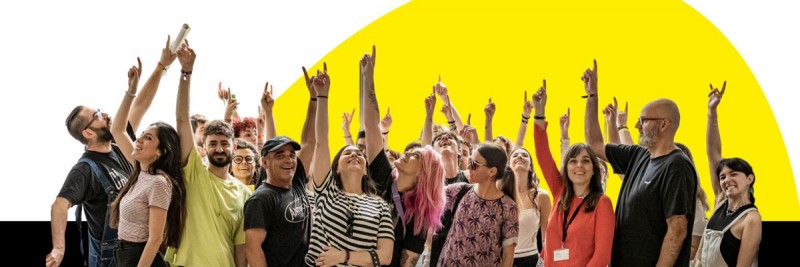 personas levantando el dedo