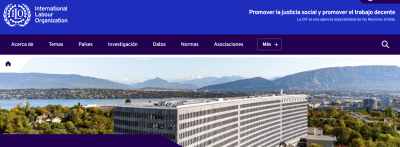 imagen de su web donde se ve entre color azul un edificio de sus oficinas grande, rectangular, sobrio, gris con muchas ventanas, más ancho que lago