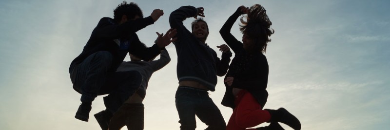 Chicos y chicas saltando y bailando