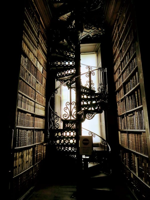 Escalera de caracol en biblioteca antigua