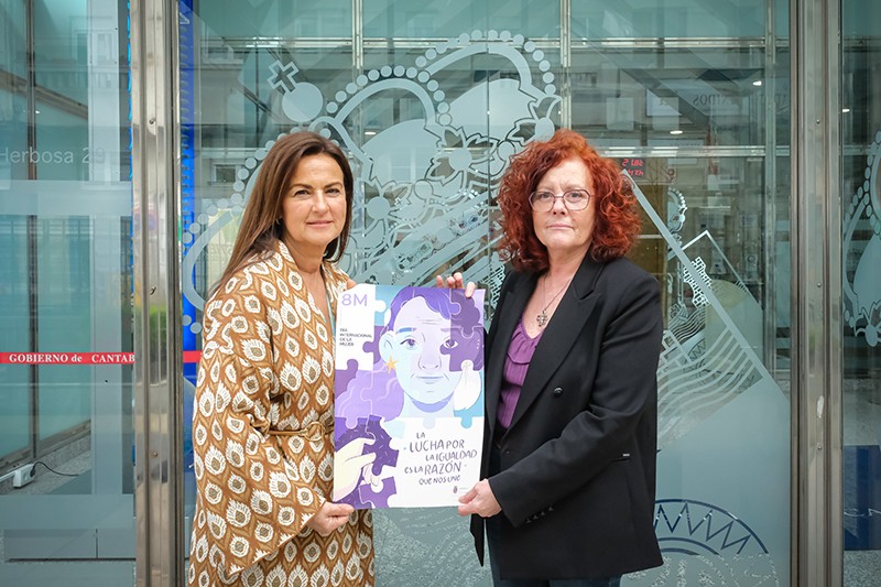 Bego&ntilde;a G&oacute;mez del R&iacute;o y Tamara Gonz&aacute;lez presentando el cartel conmemorativo del 8M. (Foto: Ra&uacute;l Lucio)