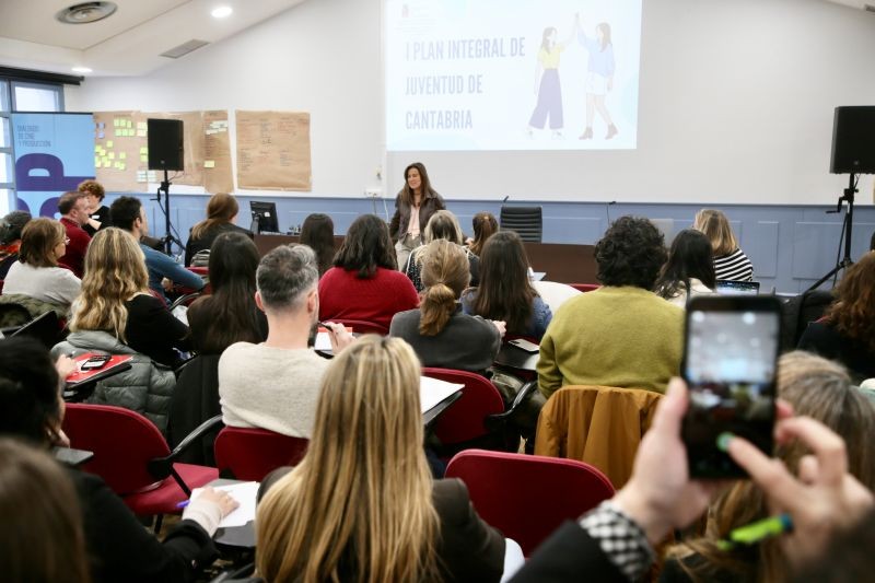 La consejera de Inclusi&oacute;n Social en el encuentro con profesionales de entidades juveniles de Cantabria. (Foto: Ignacio Romero)