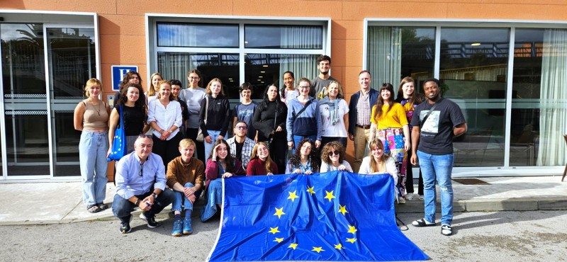 La directora general de Juventud junto a técnicos de 'Ser Joven' y los jóvenes voluntarios de esta edición