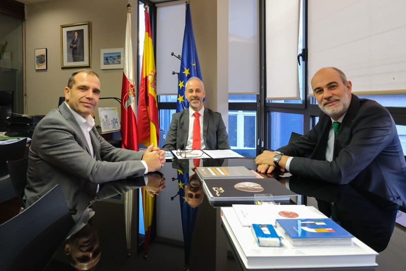 Foto de los firmantes del Convenio entre la Consejería de Educación y El Clúster de empresas TIC de Cantabria
