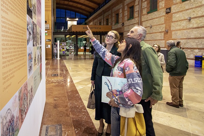 La directora de Cultura durante su recorrido por la muestra. FOTO: Jose Cavia