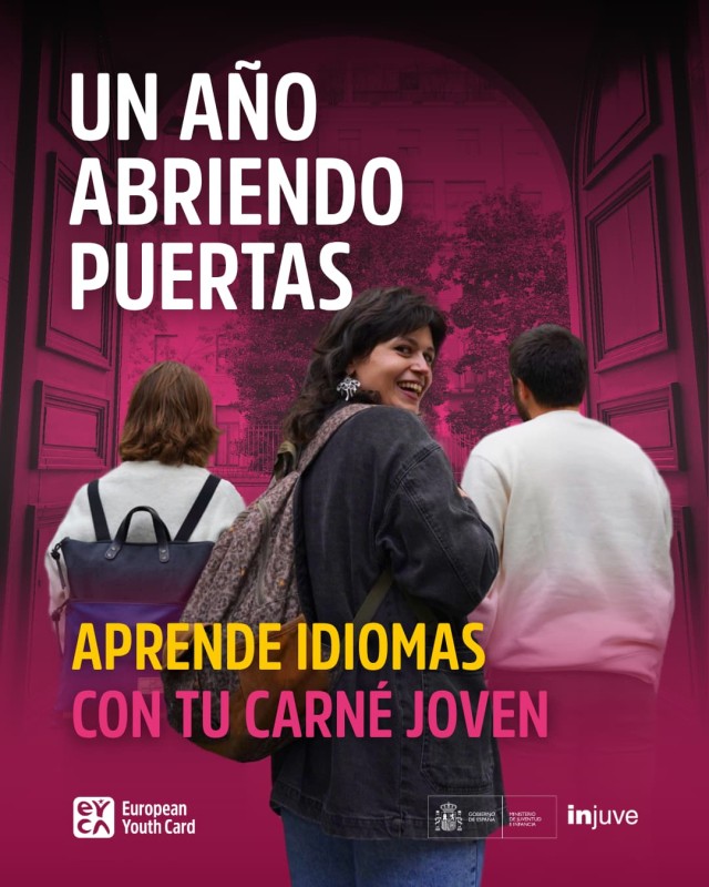 Cartel promocional en tono Burdeos con dos jóvenes de espaldas y una chica dada la vuelta mirando hacia atrás y sonriendo