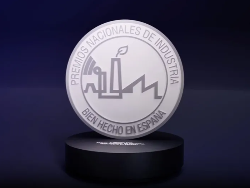 Sobre fondo negro, un medall&oacute;n gris claro, en la parte superior; Premios Nacionales de Industria, en la inferior; Bien hecho en Espa&ntilde;a. Centro; logo