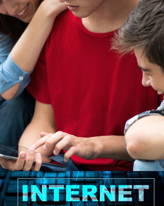 menores con una tablet en internet