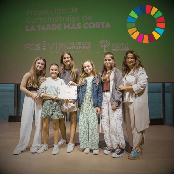 Bego&ntilde;a G&oacute;mez del Rio con los participantes en la edici&oacute;n 2023