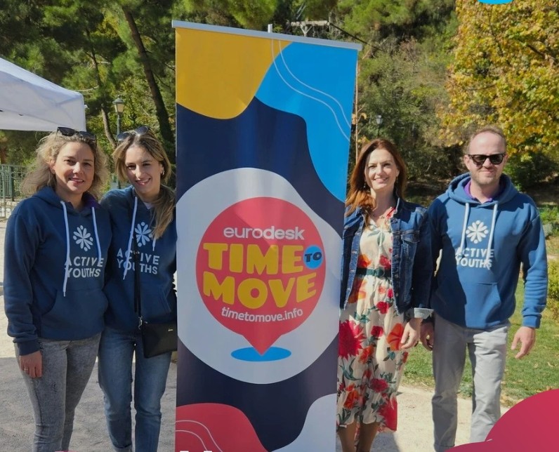 jóvenes con un roll up de time to move 