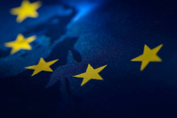 primer plano de la bandera de Europa en la que se ven sólo cinco estrellas