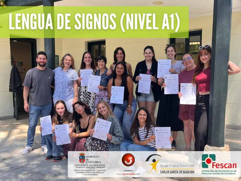 Alumnos/as del curso con el docente, Carlos y la directora general de juventud, Blanca, mostrando el certificado de lengua de signos