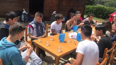 reponiendo fuerzas en el albergue