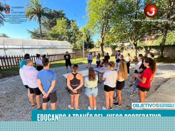Dinámica presentación grupal participante en círculo en exterior escuela