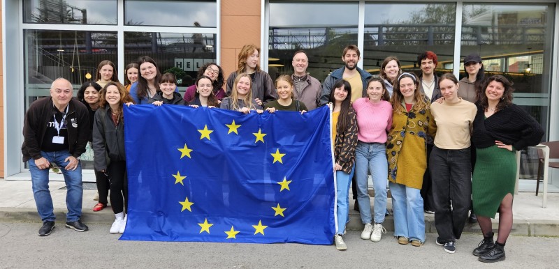 Las personas jóvenes voluntarias con los técnicos de la D.G. de Juventud y de Ser Joven