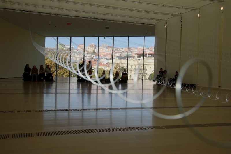 jóvenes en la exposición del centro botín
