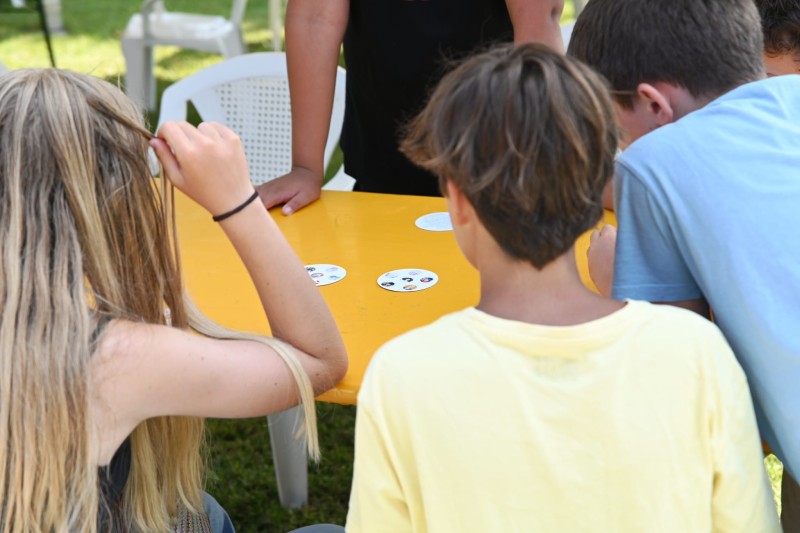 aistentes jugando al juego