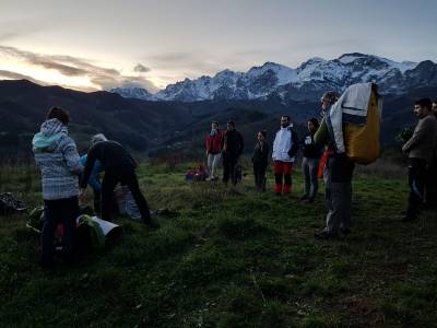 Los participantes con las montañas de fondo