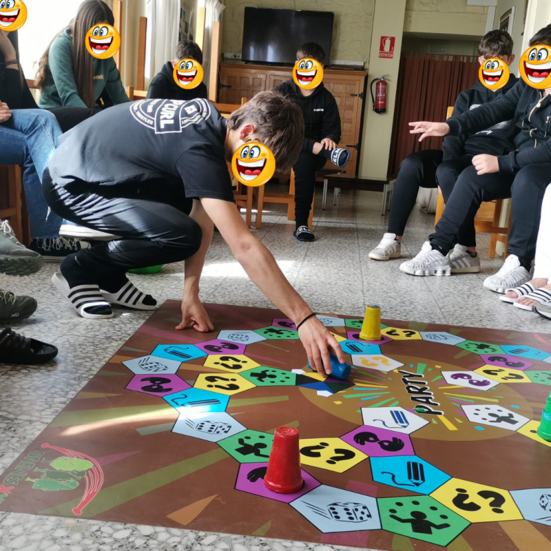 alumnos jugando en un tablero en el suelo