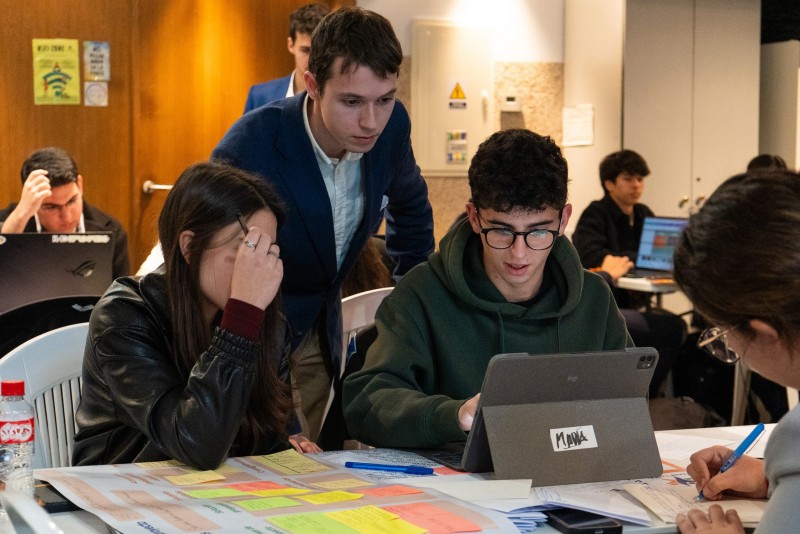 trabajando delante del portátil en el Hackaton Juvenil YouForSe