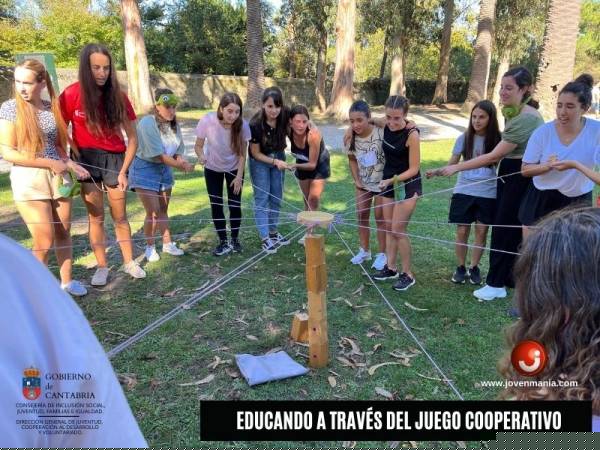 Dinámica cooperativa construyendo juntos. 25 cuerdas unidas a un gancho para construir entre todas una serie de bloques
