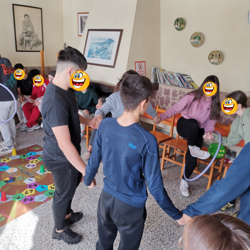 chicos en un juego colaborativo