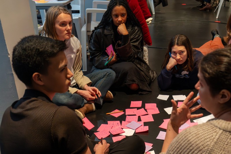 jóvenes participando en equipo Hackaton Juvenil YouForSe